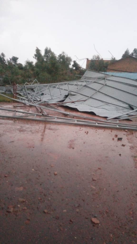 Gicumbi: imvura ivanze n’umuyaga yasambuye igisenge cya stade