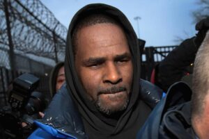 R-Kelly-Appears-In-Court-For-Aggravated-Sexual-061225-4e0d8daf961c4073b89263e4bf3a39d1