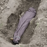 Umugabo yahambwe aziritse mu kiringiti cya rufuku bamuziza ko atitabiraga imihango yo gushyingura abandi
