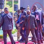 Urinda Perezida Salva Kiir yagaragaye yambaye ikote ricitse mu irahira rya Museveni