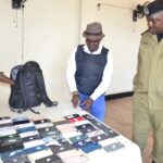 Polisi ya Uganda yafashe abantu batatu bakekwaho kwiba no gucuruza telefone zirimo izoherezwaga mu Rwanda