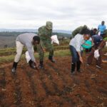 Gicumbi: Minisitiri w’Ibidukikije yijeje abahinzi ko ikibazo cy’inguzanyo zo gushora mu buhinzi kigiye kuganirwaho